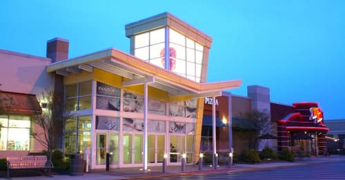 Jacksonville Mall Shooting: Three Teenagers Injured in Saturday Night Gunfire Outside North Carolina Shopping Center – Ongoing Investigation